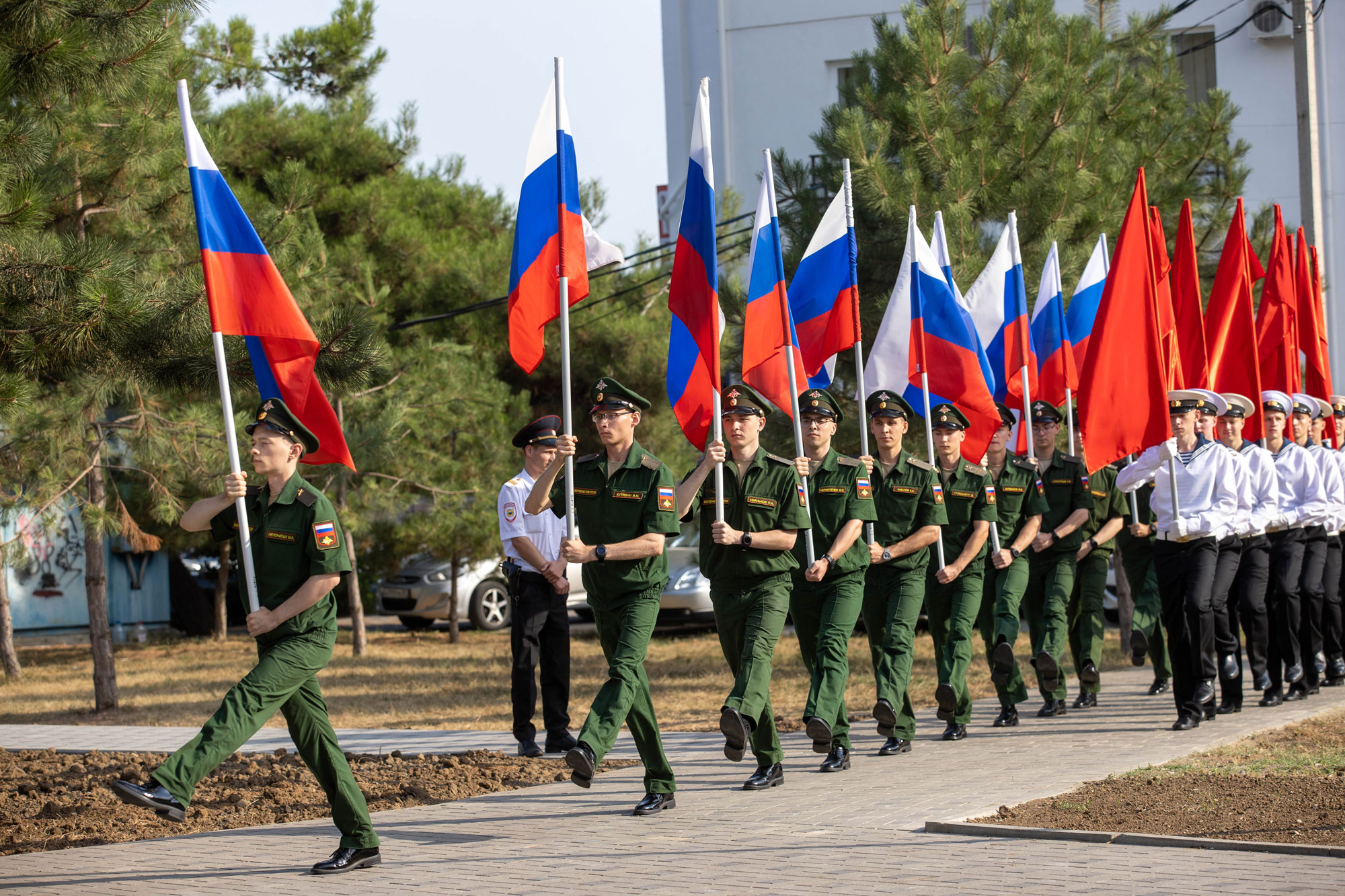 В Анапе на одном из высочайших флагштоков края подняли гигантский триколор в День Государственного флага России