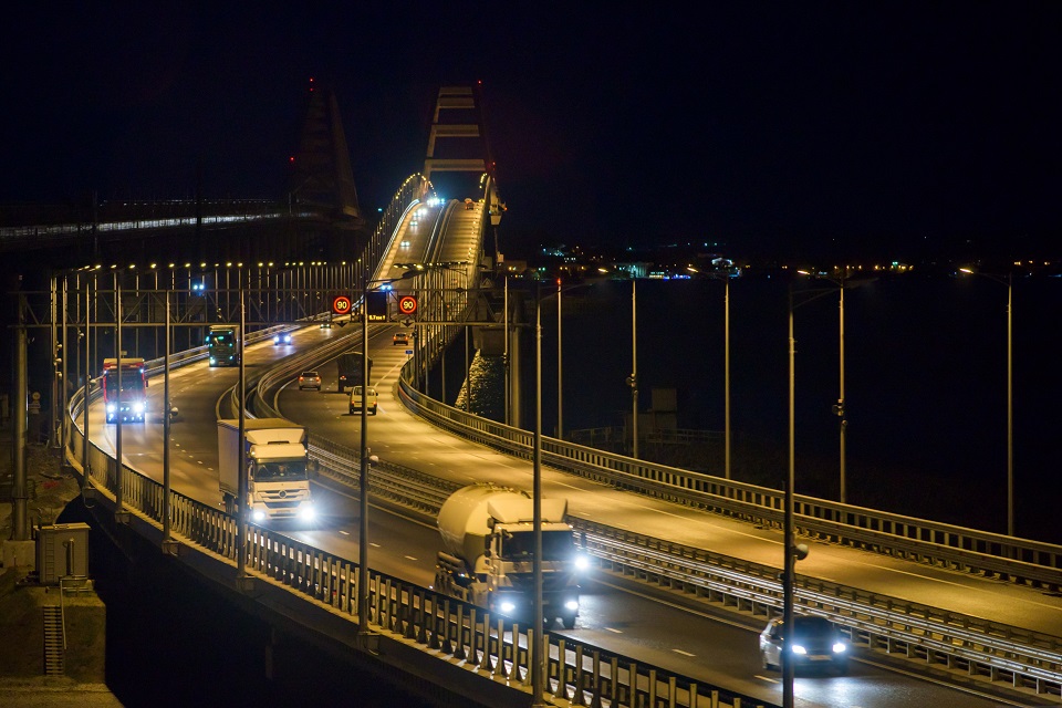 Более 700 тысяч автомобилей и 8 тысяч автобусов проехали по Крымскому мосту за три зимних месяца