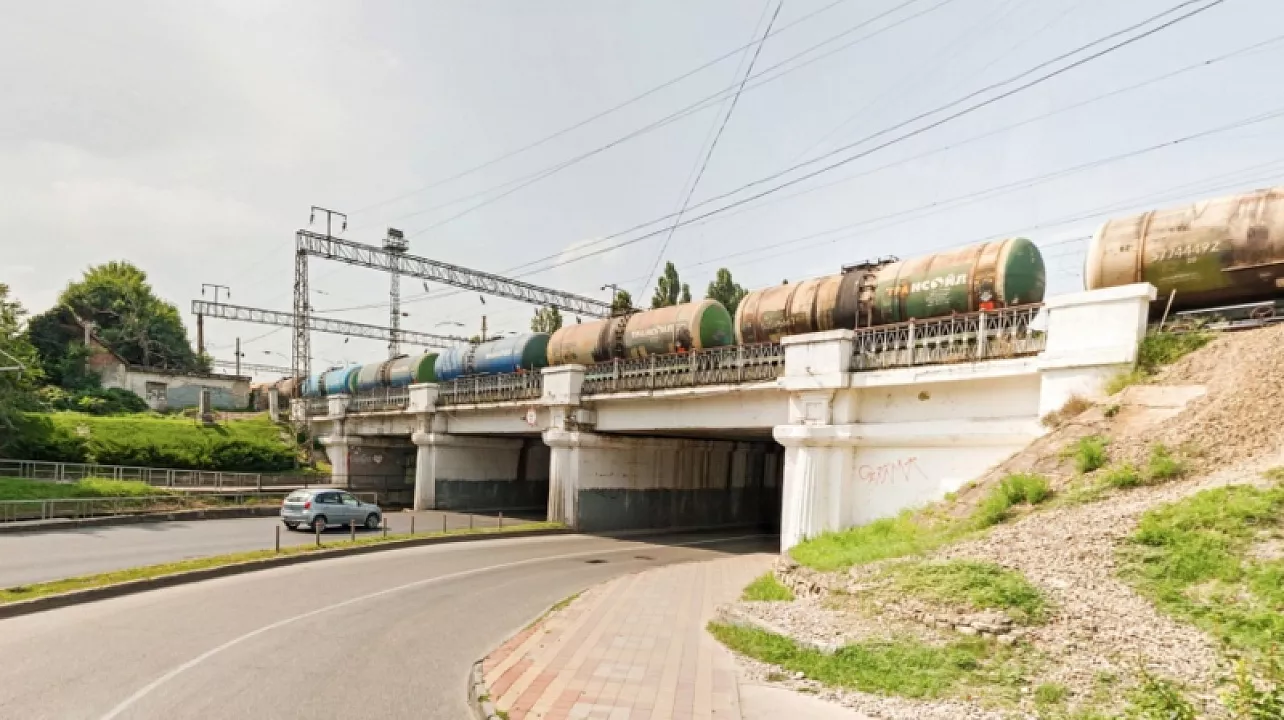 Опоры железнодорожного путепровода в районе улицы Вишняковой в Краснодаре обновят