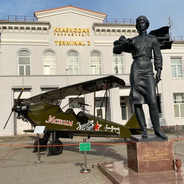 Макет легендарного бомбардировщика ПО-2 установили в аэропорте Краснодара