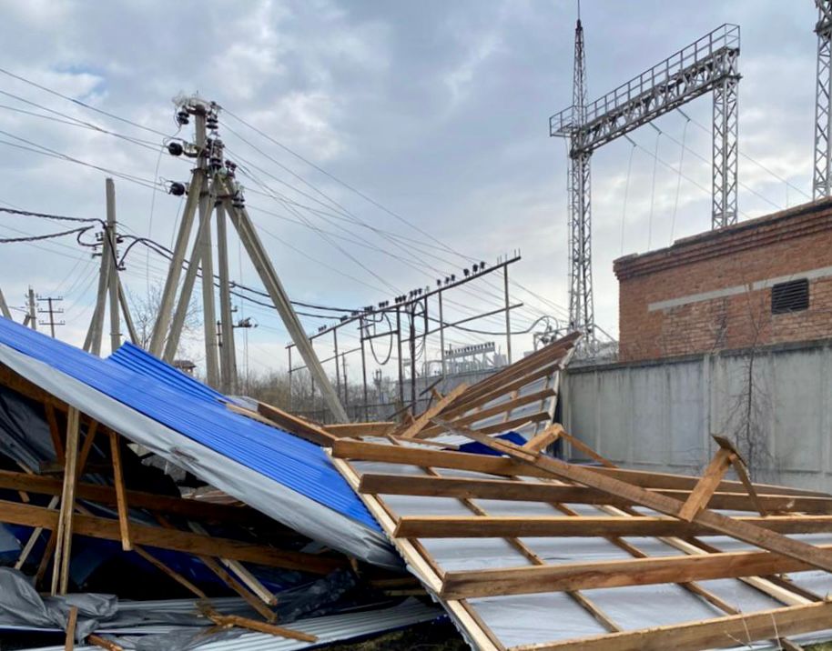Почти 90 бригад энергетиков «Россети Кубань» устраняют последствия ураганного ветра в районах Кубани и Адыгеи