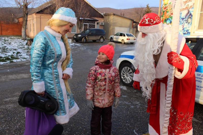 Полицейский из Новороссийска поздравил с Новым годом спасенную им девочку