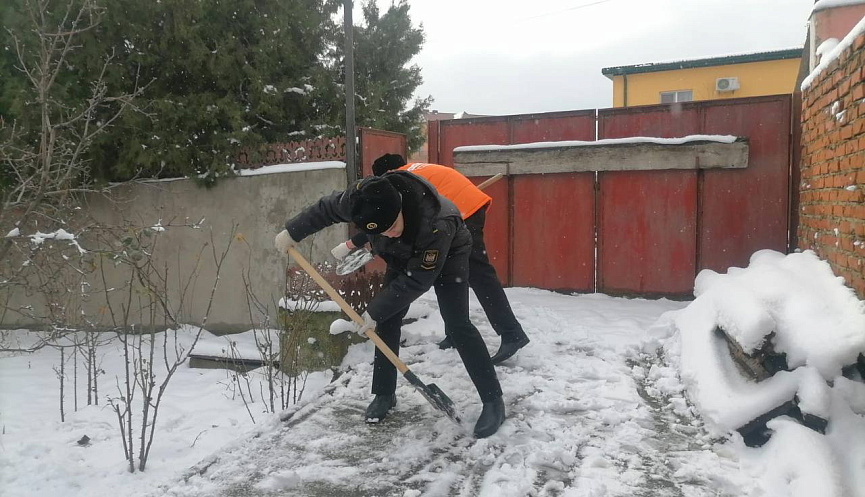 На расчистку снега в Новороссийске вышли местные жители