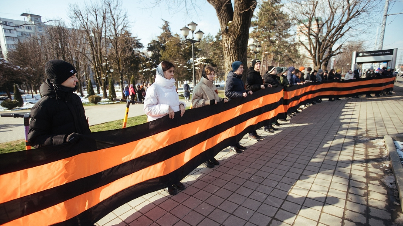 На улице Мачуги в Краснодаре школьники развернули 600-метровую Георгиевскую ленту