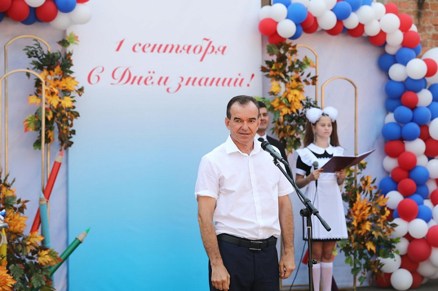 Вениамин Кондратьев посетил в День знаний праздничную линейку в школе №10