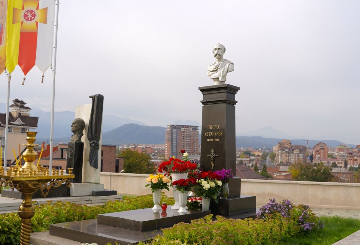 В Северной Осетии отметили 163-ю годовщину со дня рождения основоположника осетинской литературы и живописи Коста Хетагурова