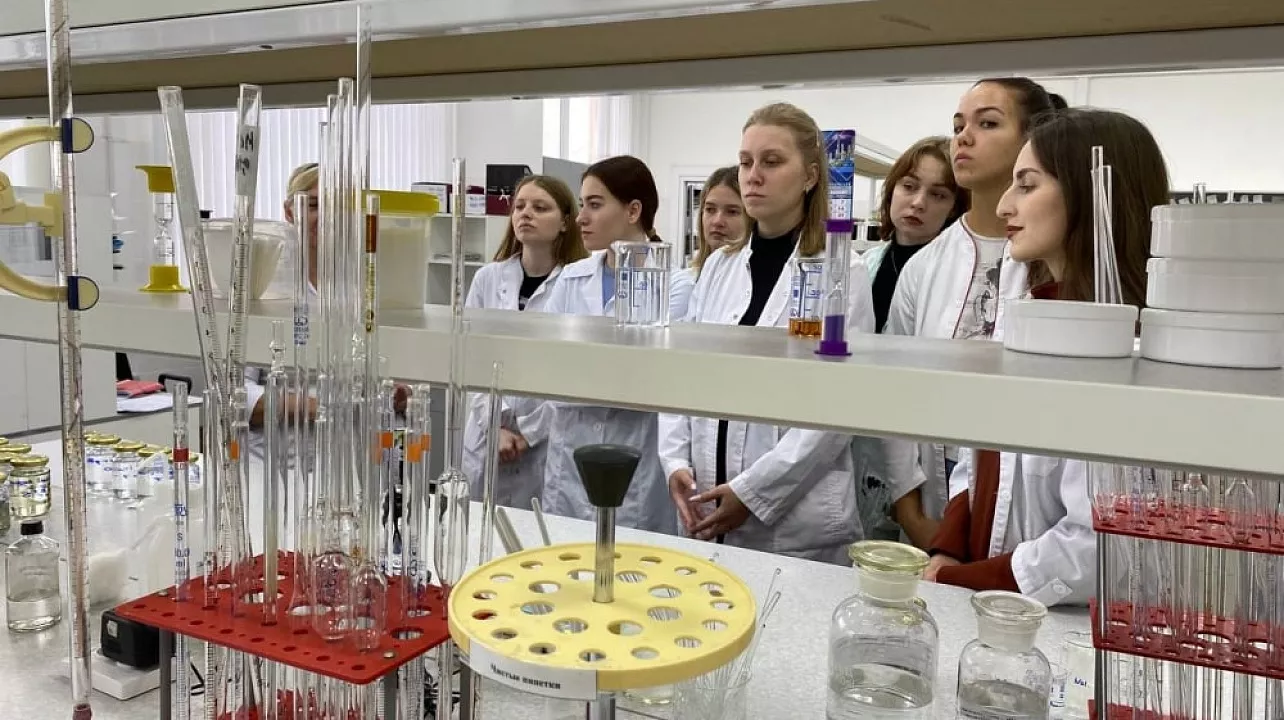 Краснодарские студенты-химики посетили парфюмерно-косметический завод