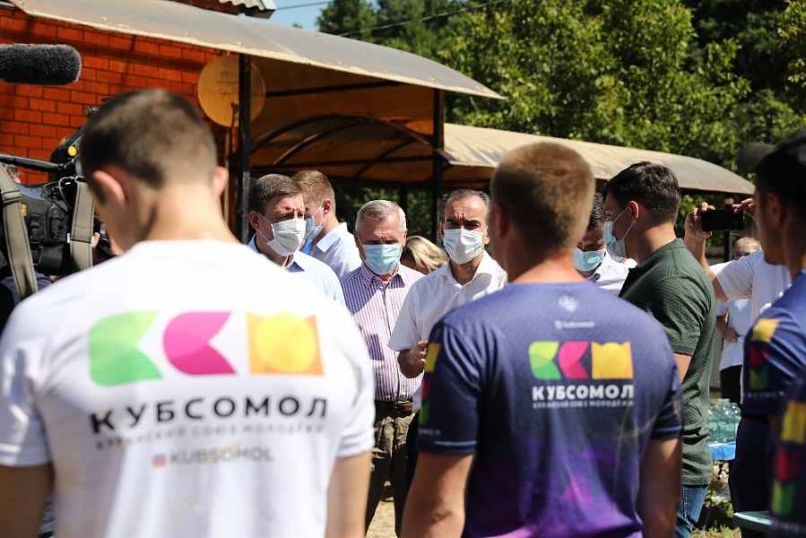 Ежедневно более 500 волонтеров устраняют последствия наводнения в Горячем Ключе