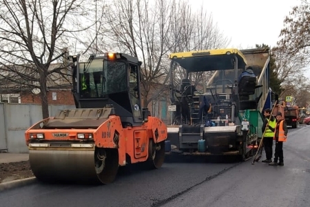 В Новороссийске ремонтируют дорогу к крупнейшей городской поликлинике