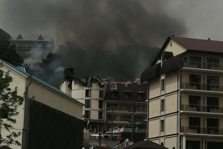 Пожарные тушат возгорание в гостинице в Туапсинском районе