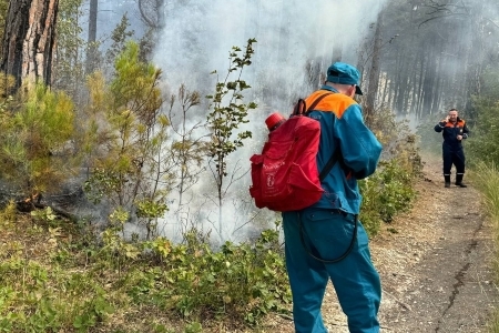 В бухте Инал Туапсинского района продолжает гореть лес