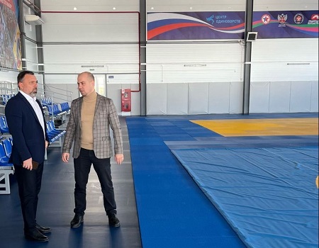 Депутат Дмитрий Лоцманов посетил новый спортивный зал единоборств в Ейске