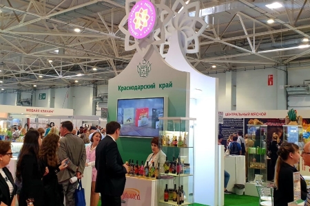 Более 300 производителей представляют продукты питания на выставке в Краснодаре