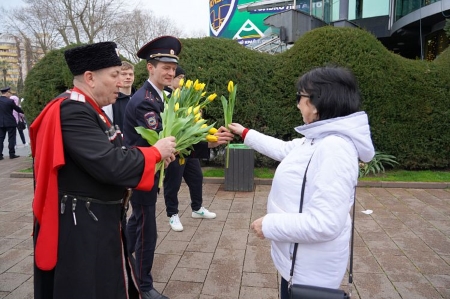 Кубанские казаки присоединились к праздничной акции «Дарите женщинам цветы!»