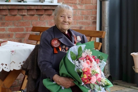 Вениамин Кондратьев поздравил со 100-летним юбилеем ветерана из Армавира