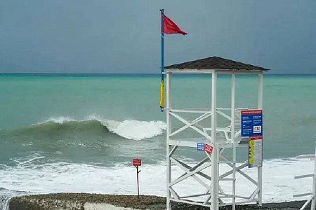 В Сочи закрыли пляжи из-за непогоды