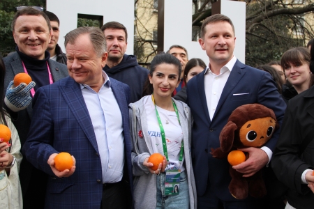 В честь открытия ВФМ в Сочи Игорь Бутман посадил апельсиновое дерево нового сорта «Дружба народов»