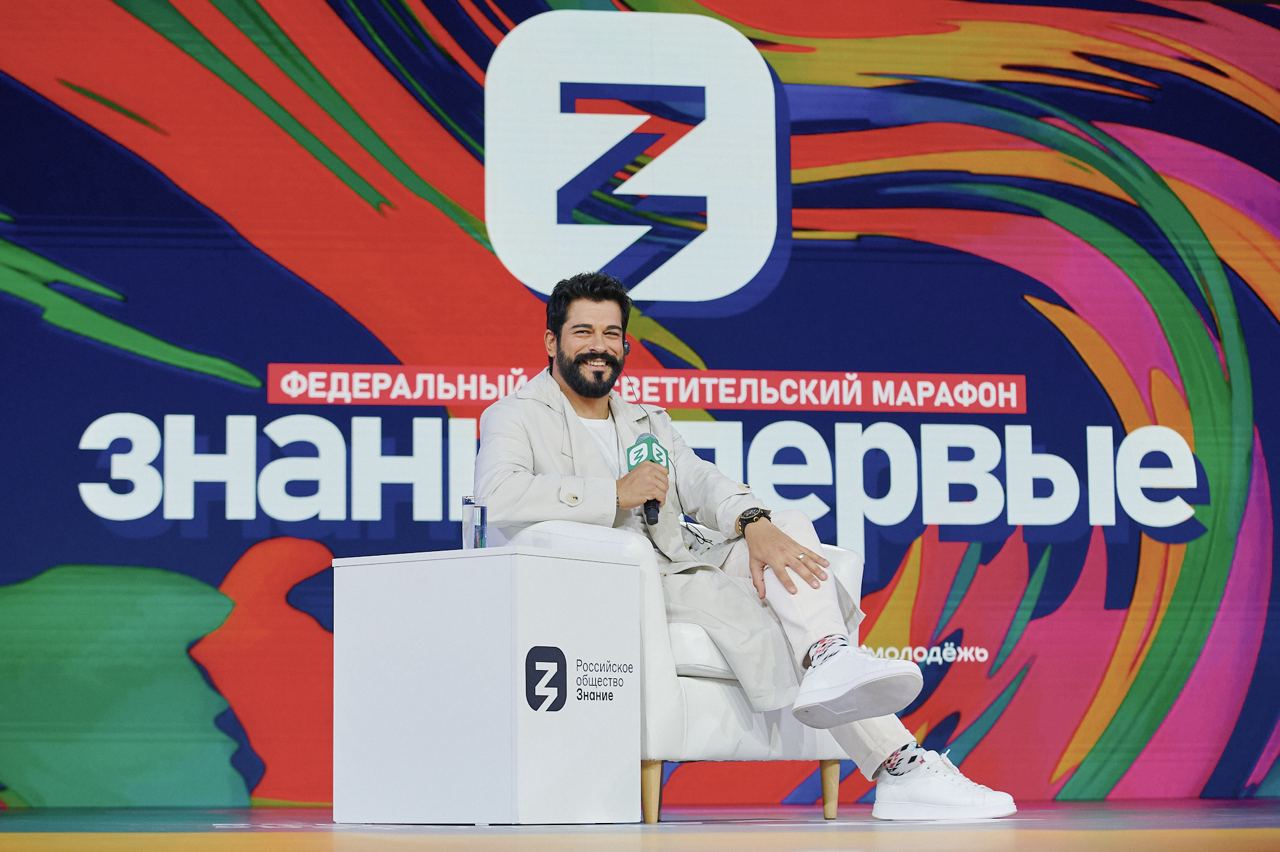Бурак Озчивит приехал в Сочи на Всемирный фестиваль молодежи