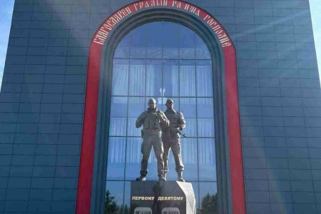Памятник Евгению Пригожину и Дмитрию Уткину установили в Горячем Ключе