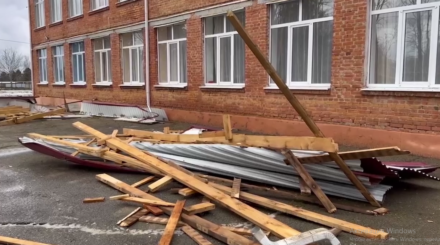 Сильный ветер сорвал крышу со здания школы в Лабинском районе