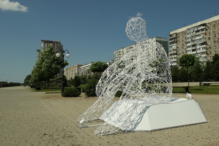 Новый арт-объект «Человек, смотрящий в море» появился в Краснодаре