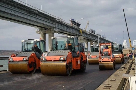 На Крымском мосту уложен первый слой асфальтобетона