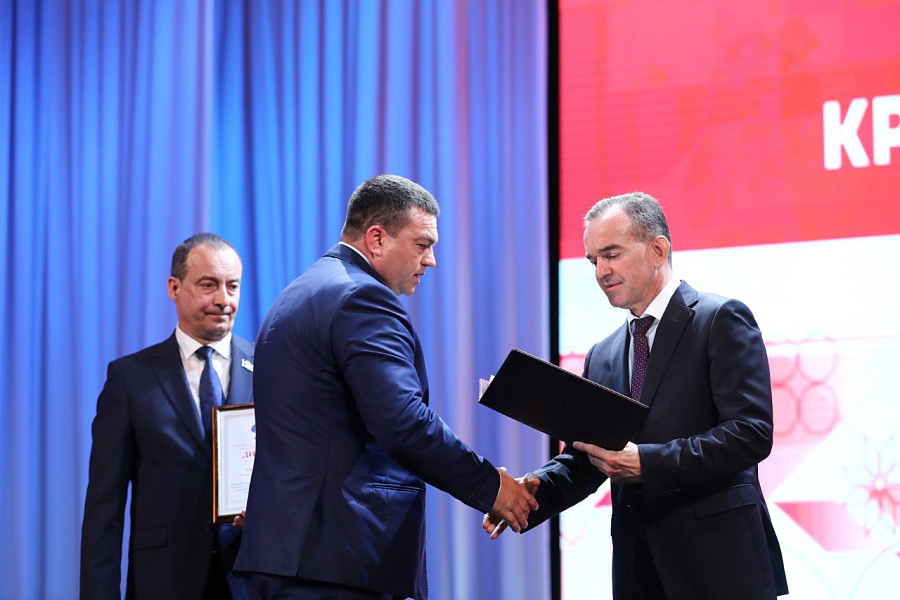 Вениамин Кондратьев вручил награды главам лучших поселений Кубани